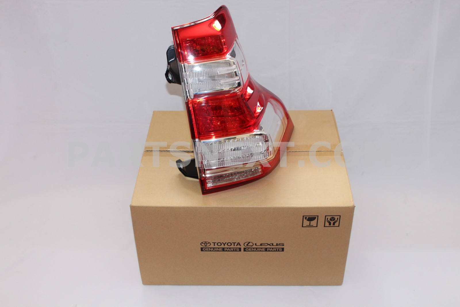 Toyota :: 81551-60B51 LENS & BODY RR