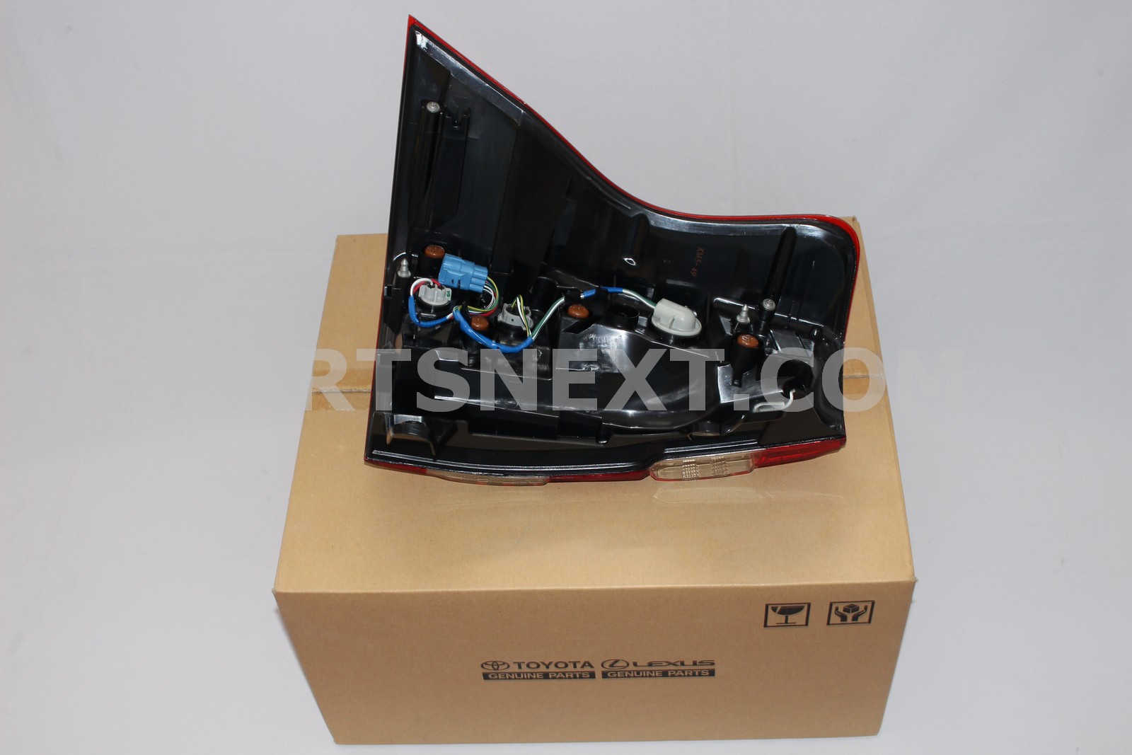 Toyota :: 81551-60B51 LENS & BODY RR