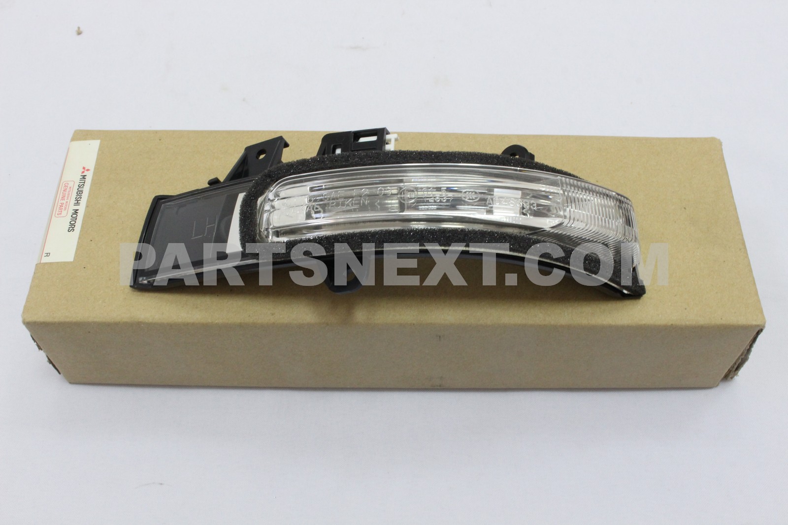 Mitsubishi :: 8351A057 LAMP-SIDE TURN SIGNAL
