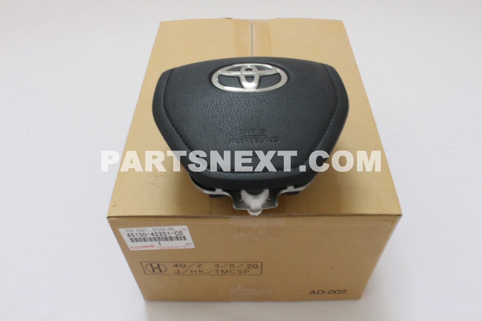 Toyota :: 45130-42201-C0 BUTTON ASSY, HORN
