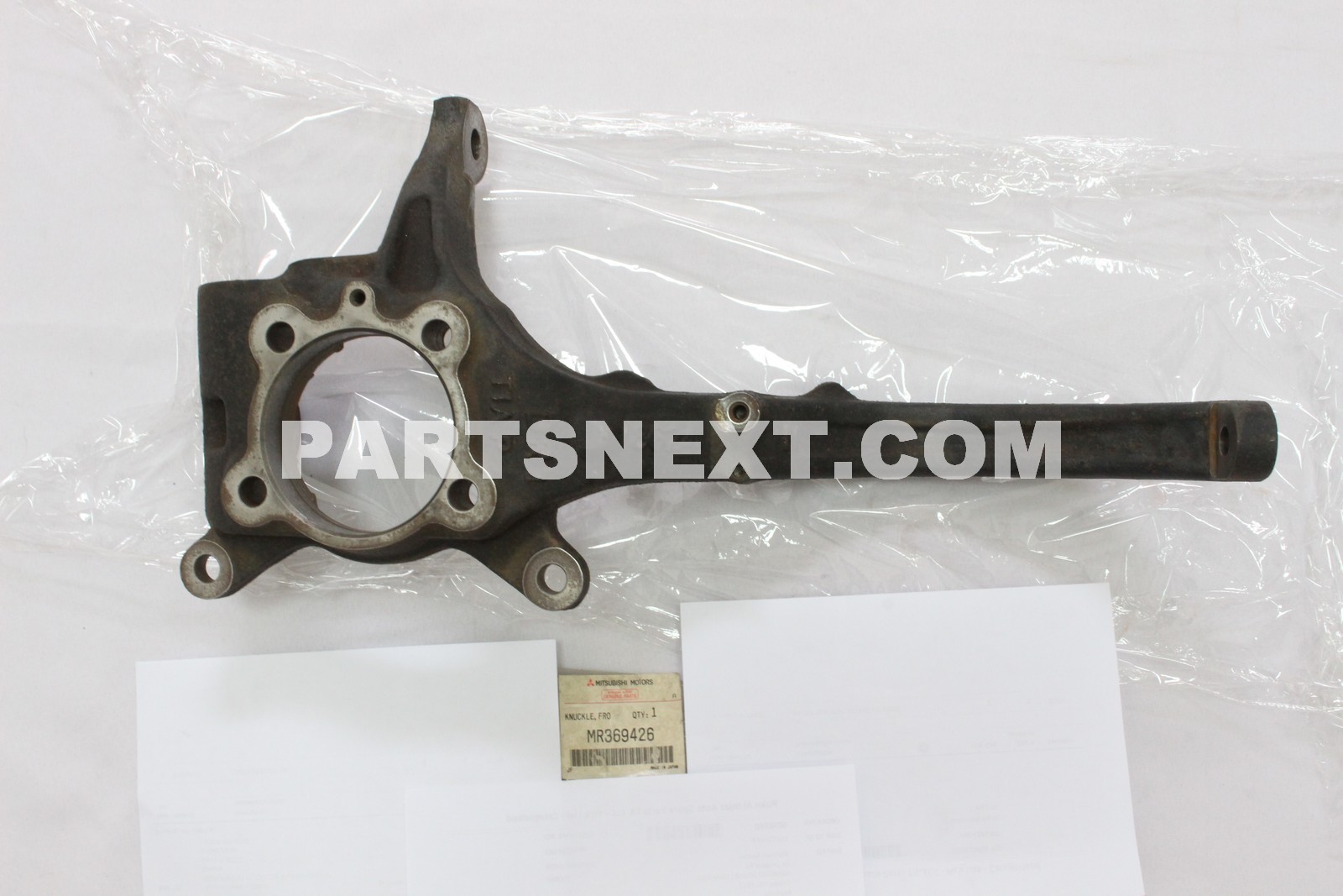 Mitsubishi :: MR369426 KNUCKLE,RH