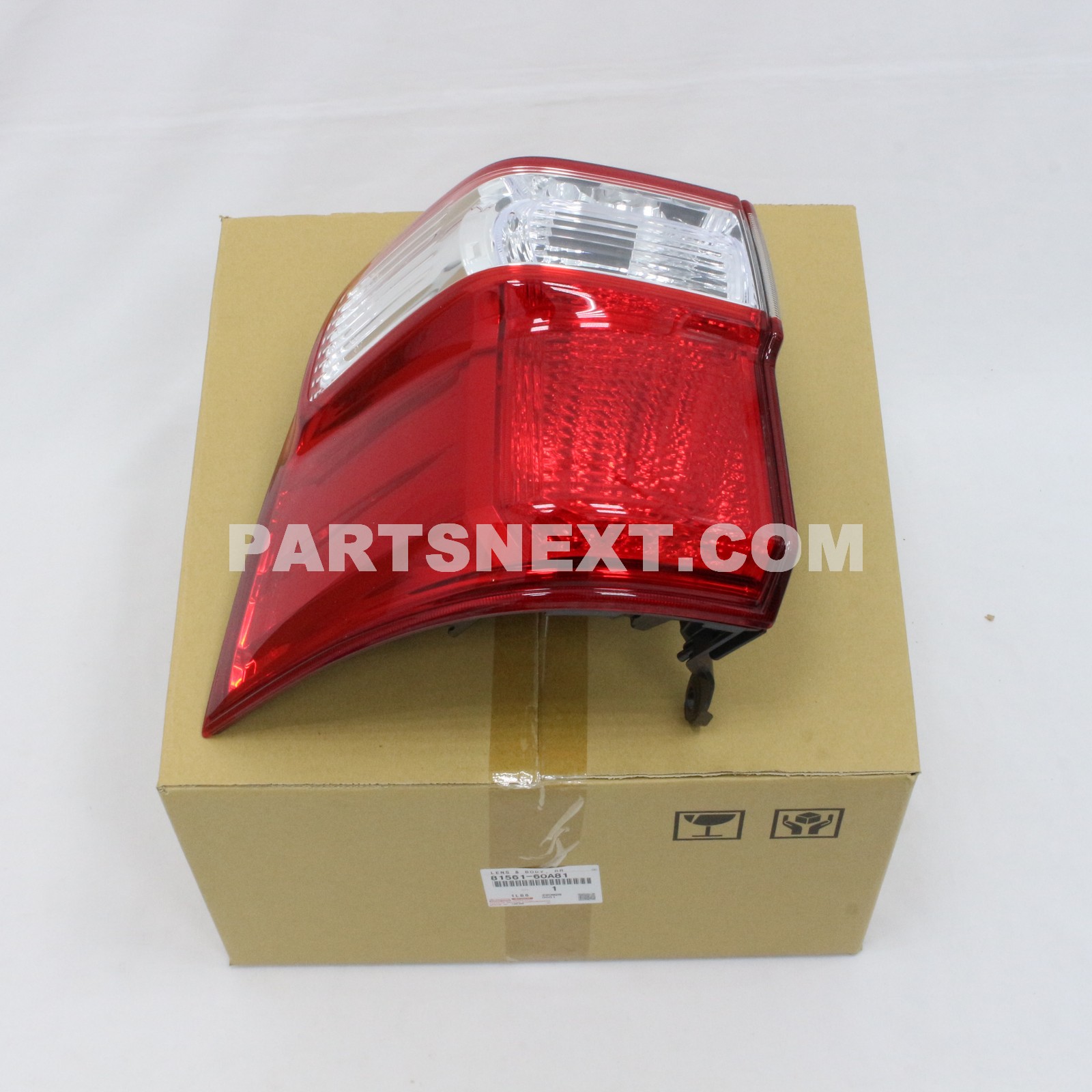 Toyota :: 81561-60A81 LENS & BODY RR