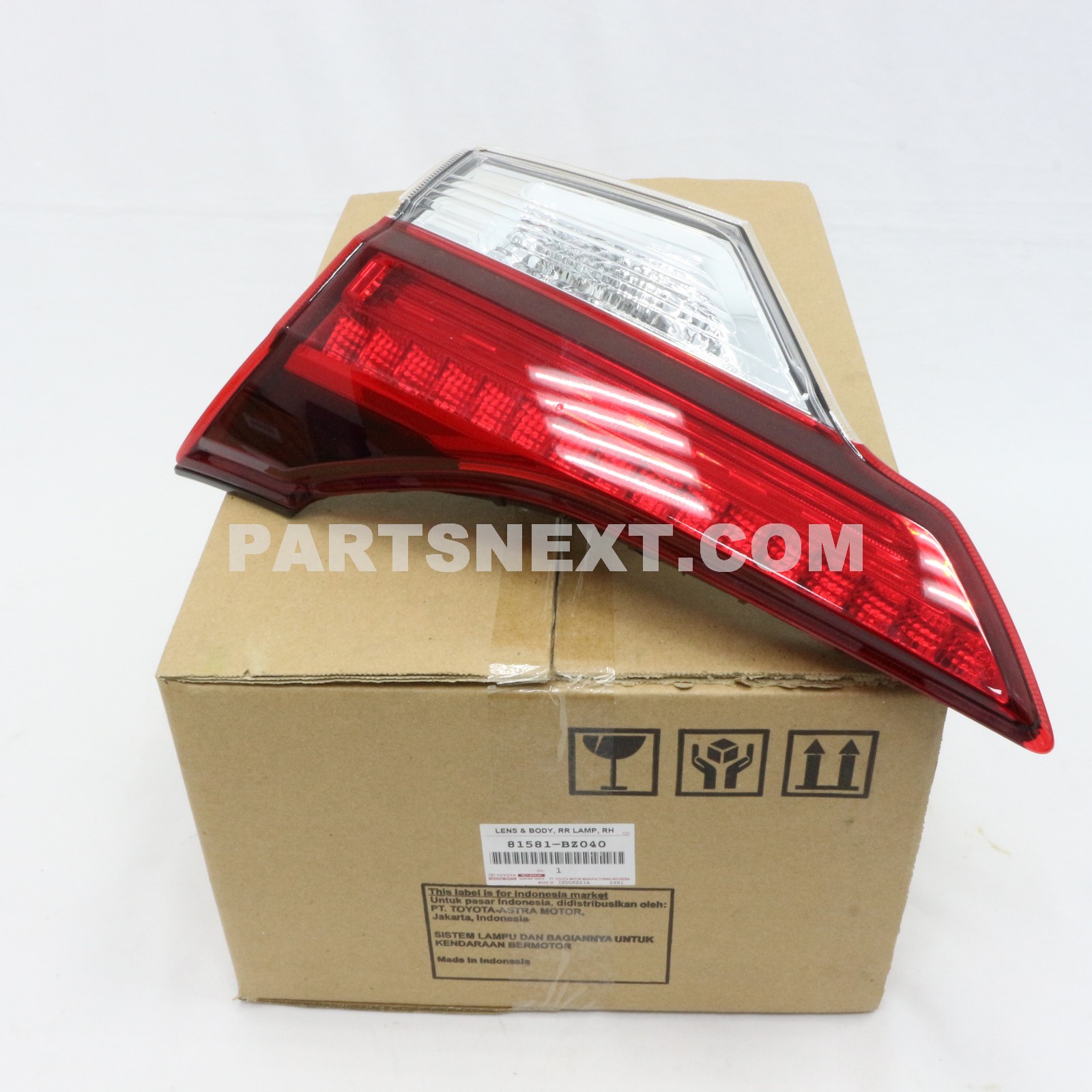 Toyota :: 81581-BZ040 LENS & BODY, RR LAMP