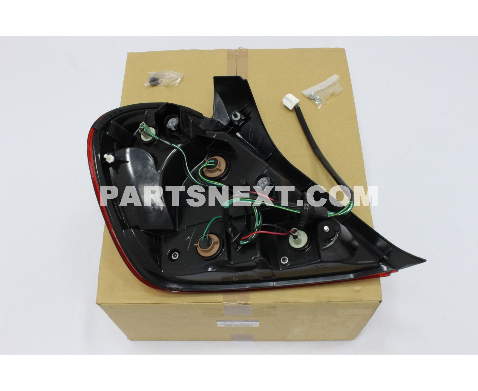 Nissan :: 26550-6N625 LAMP COMB RR,RH