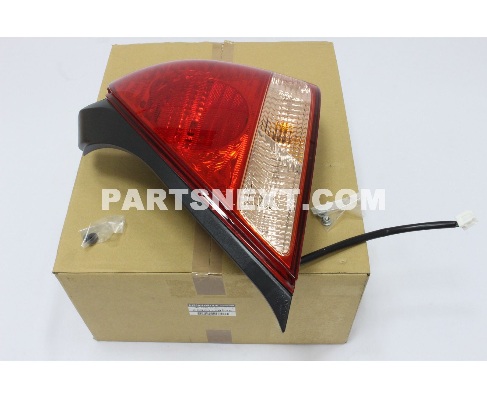 Nissan :: 26550-6N625 LAMP COMB RR,RH