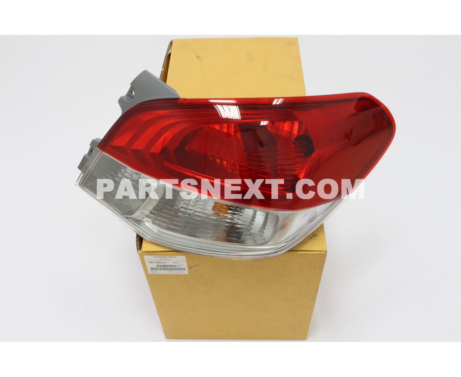 Mitsubishi :: 8330A852 LAMP ASSY,COMB,RR RH
