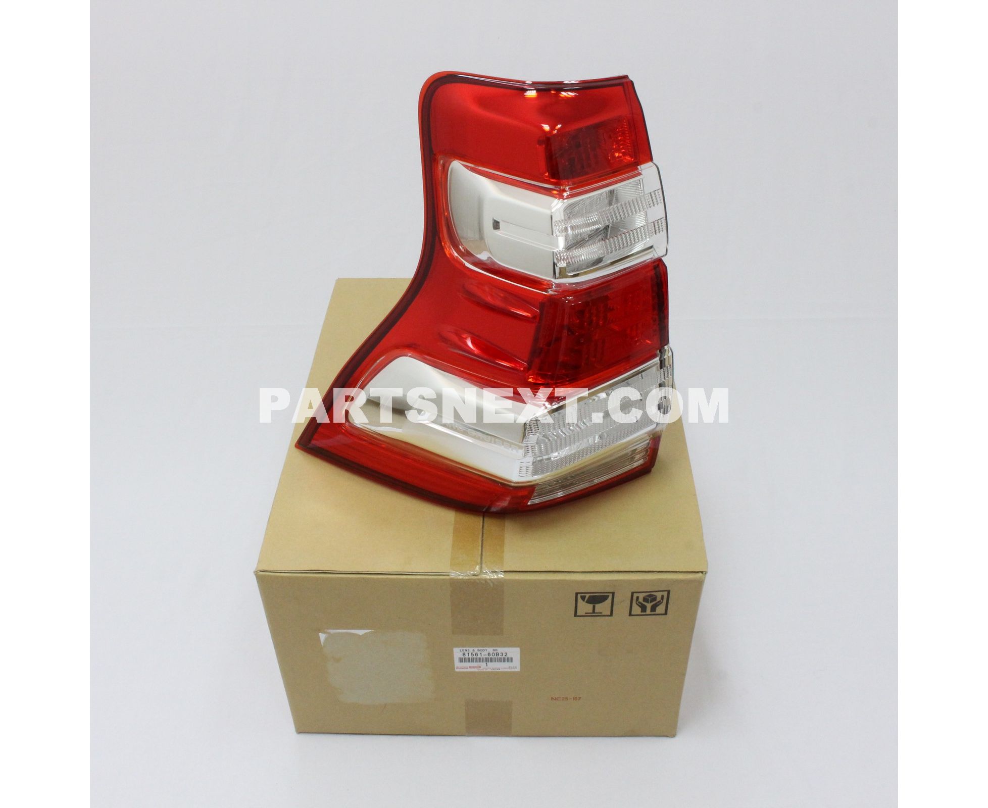 トヨタ　プラド　 左　テールライト81561-60B32 スタンレー60-195 Toyota :: 81561-60B32 LENS & BODY RR