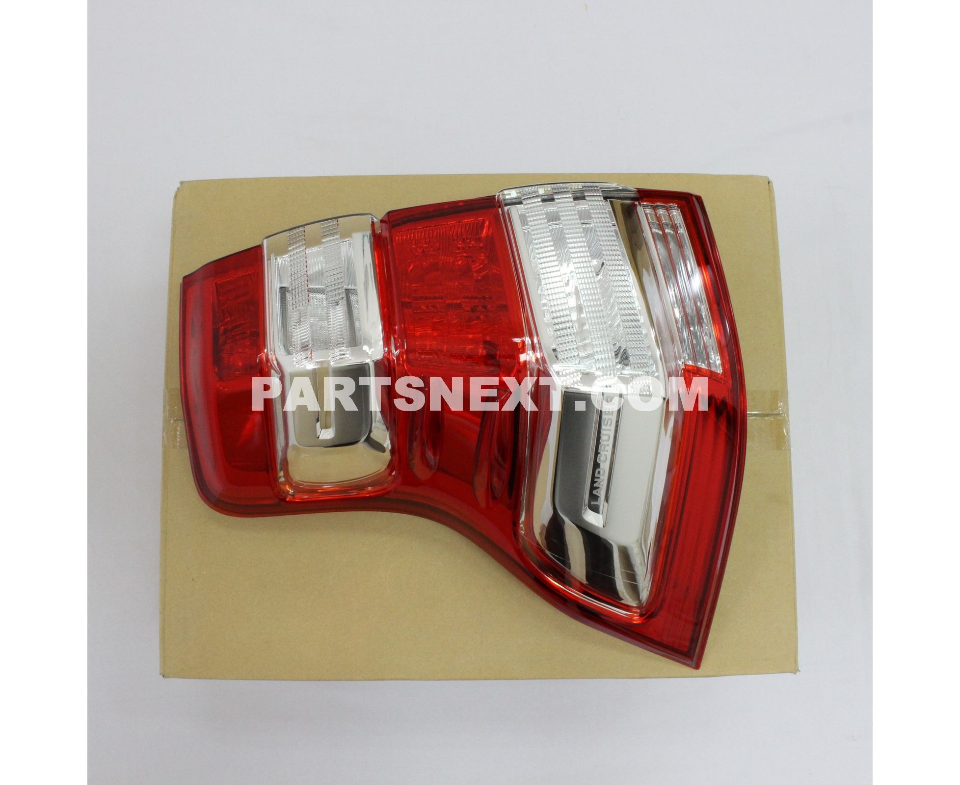 Toyota :: 81561-60B32 LENS & BODY RR