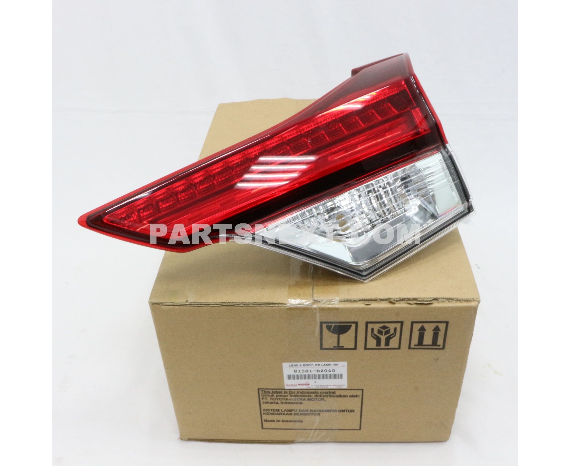 TOYOTA(トヨタ) 純正部品 LENS & BODY RR LAMP LH 品番81591